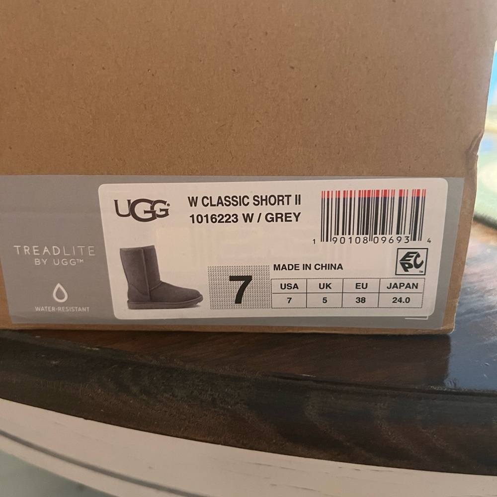 Size 7 Grey short UGGS
